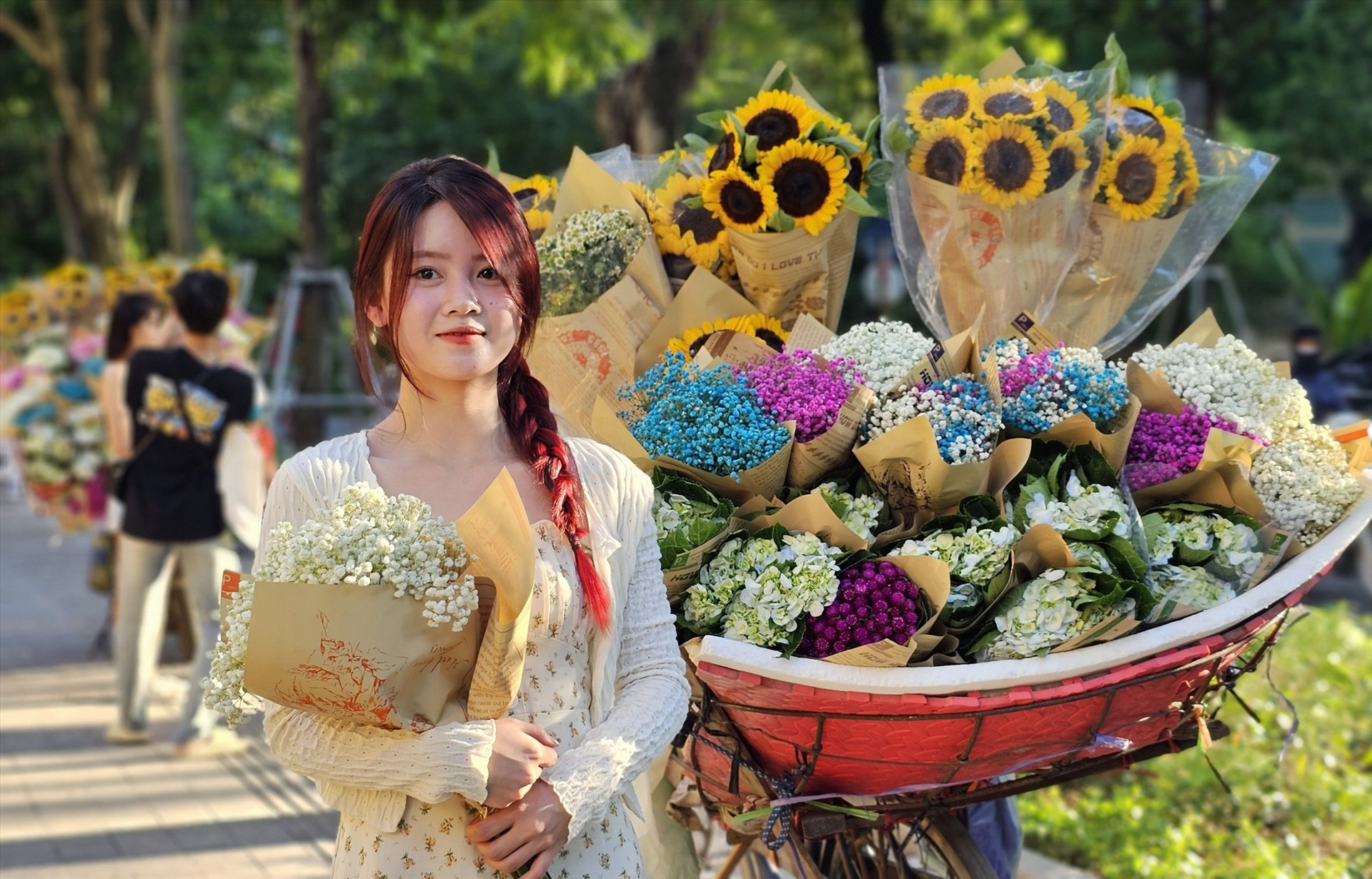 Giới trẻ nườm nượp về các tuyến phố "săn" mùa thu Hà Nội
