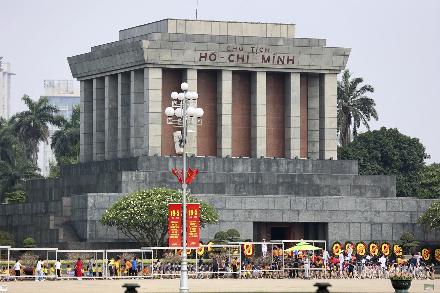 Hà Nội rực rỡ cờ hoa kỷ niệm 133 năm Ngày sinh Chủ Tịch Hồ Chí Minh - Ảnh 3.